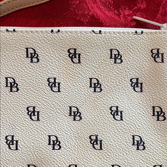 🔥EUC Dooney and Bourke Greta Slim Coated White Canvas Wristlet Clutch - Picture 6 of 11